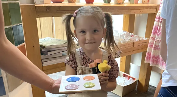 Mädchen zeigt stolz ihre Farbpalette