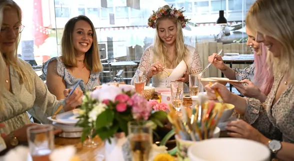 Junggesellinnenabschied mit Blumenkränzen beim Keramikmalen