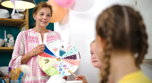 Kinder malen gemeinsam am Tisch